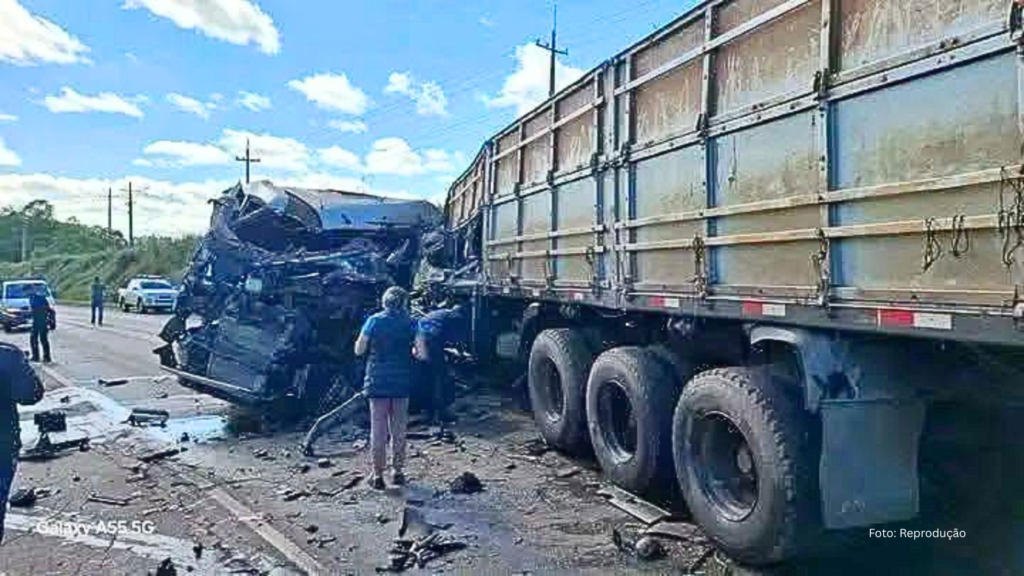 Colisão frontal entre duas carretas deixa motoristas feridos no Paraguai ( Vídeo)