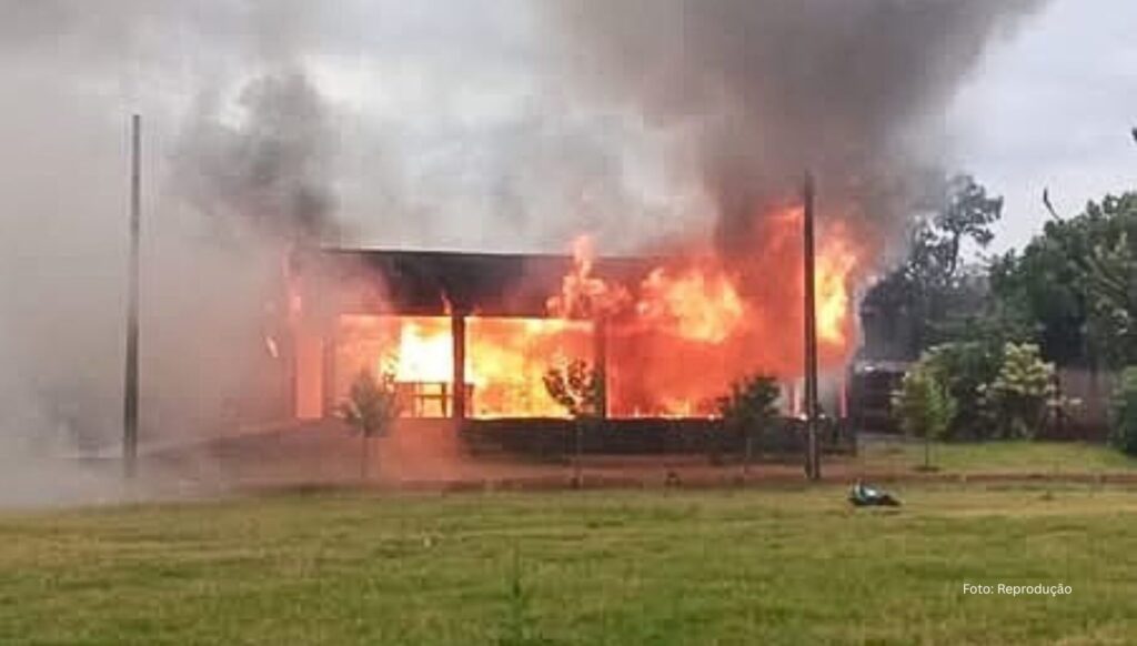 Incêndio destrói residência no interior de Toledo, no PR (Vídeo)