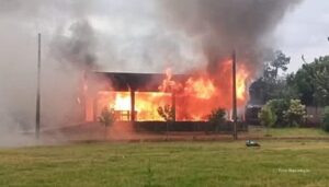 Incêndio destrói residência no interior de Toledo, no PR (Vídeo)