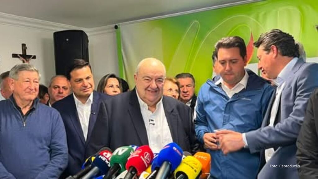 Pulou o muro: Greca desiste de candidatura própria e anuncia que será o pré-vice de Sandro Alex (Vídeo)