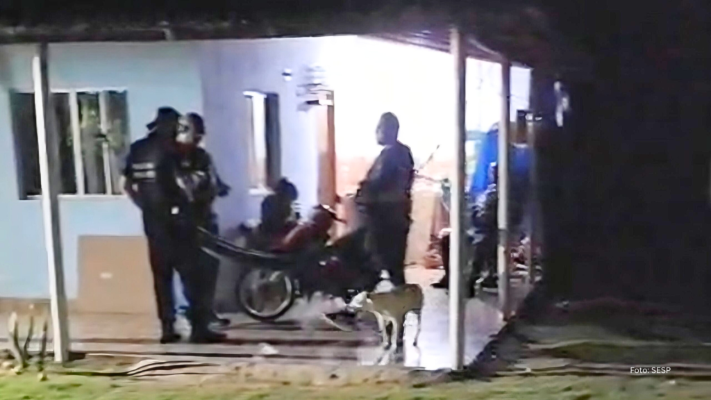Polícia prende pai e filho suspeitos de tentativa de homicídio contra um jovem (Vídeo)