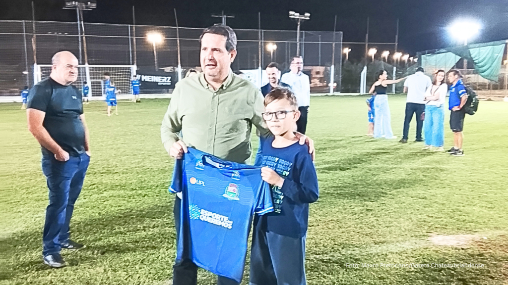 Micheletto participa da entrega de kits esportivos: teve uma ‘resenha especial’ de uma criança com o prefeito (Vídeo)
