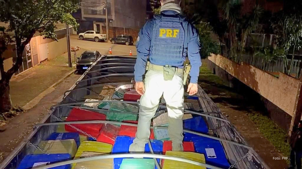 PRF apreende quase 7 toneladas de maconha em carreta no Paraná