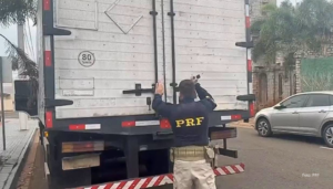 PRF apreende 2 toneladas de maconha escondidas em baú de caminhão no Paraná