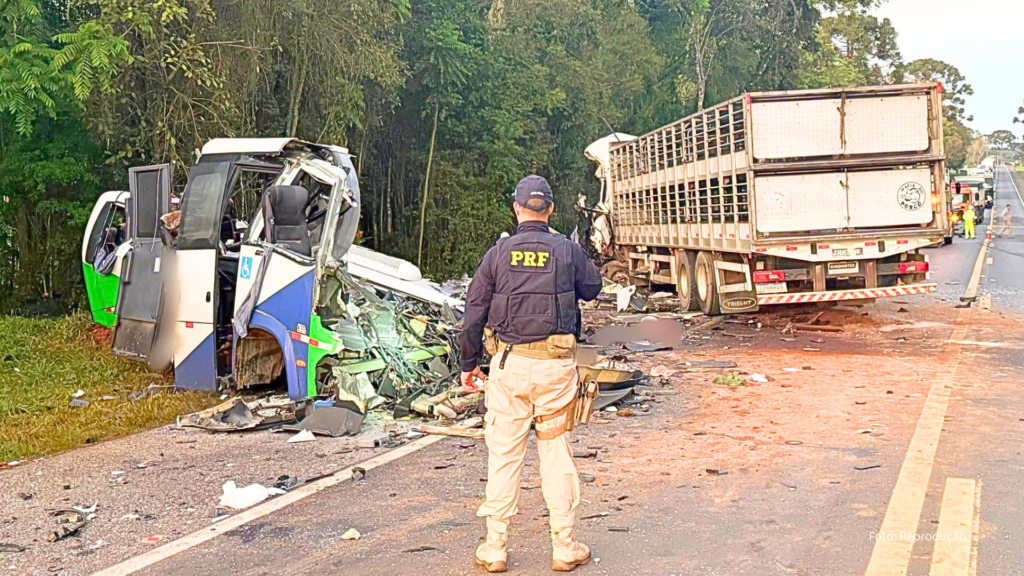Colisão entre micro-ônibus da saúde e carreta deixa 23 mortos e vários feridos no Paraná (Vídeo)