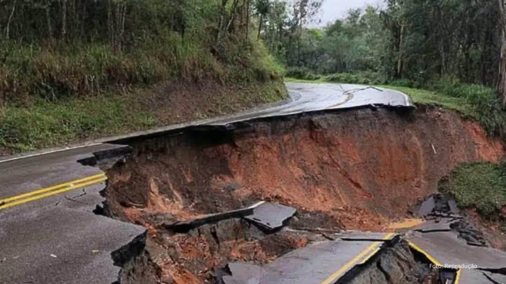 Governador acompanha a situação do Vale do Ribeira após chuvas provocarem estragos (vídeo)