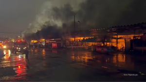 Incêndio de grandes proporções atinge 320 boxes da Ceagesp em SP (Vídeo)