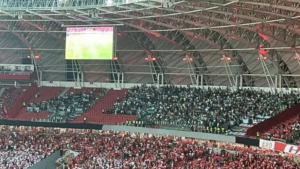 Torcida do Inter invade entrada de vestiário, confronta seguranças e a Brigada Militar e agride torcedor do Santos (Vídeo)