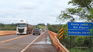 Risco: Ponte do Rio Piquiri acumula muita sujeira nas laterais das faixas de rolamento (Vídeo)
