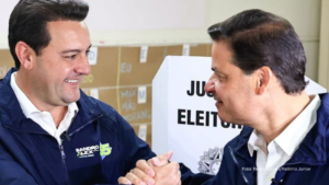 Projetando Sandro Alex no 2º turno, Ratinho Junior vota em Curitiba