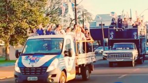 A carreata do 55, realizada na tarde desta sexta-feira, em Assis Chateaubriand, reuniu um grande número de apoiadores ao candidato Sandro Alex (Vídeo)